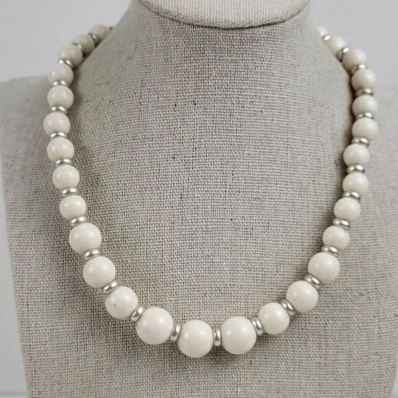 Cream Acrylic Beaded Necklace 18 In Silver-Tone Flower Charm Lobster Clasp - Picture 2 of 9